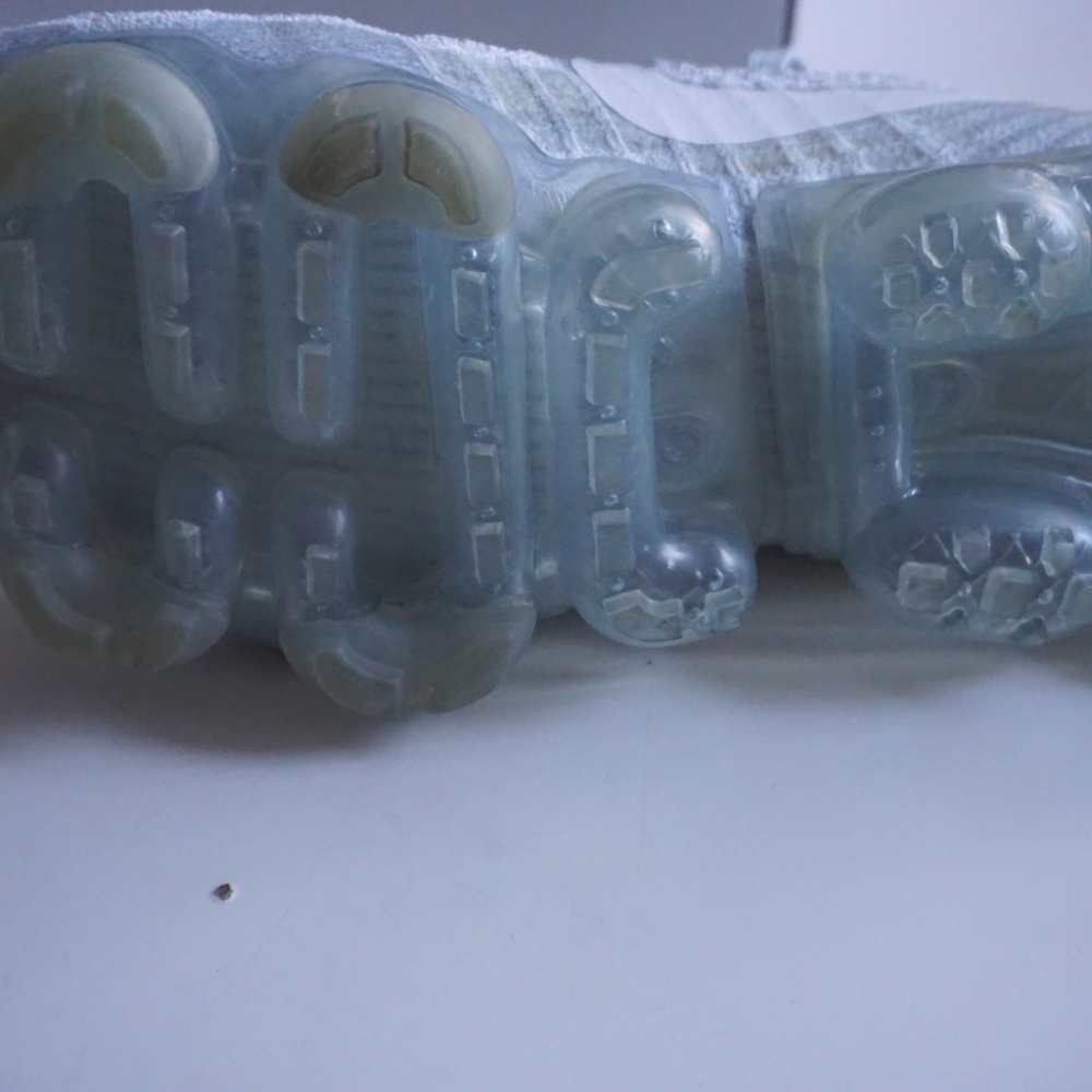 NIKE | WOMEN'S NIKE AIR VAPORMAX FLYNIT - Picture 9 of 13